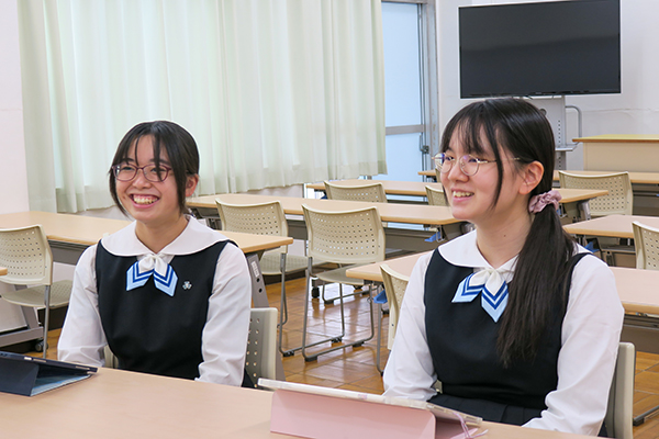 取材を受けている生徒2名