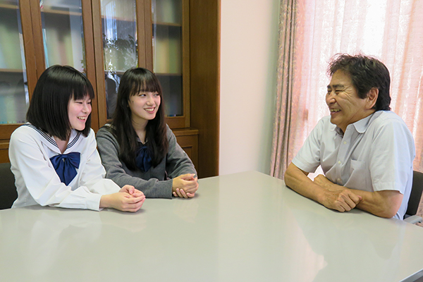 取材中に生徒2名と榎並校長が談笑している様子