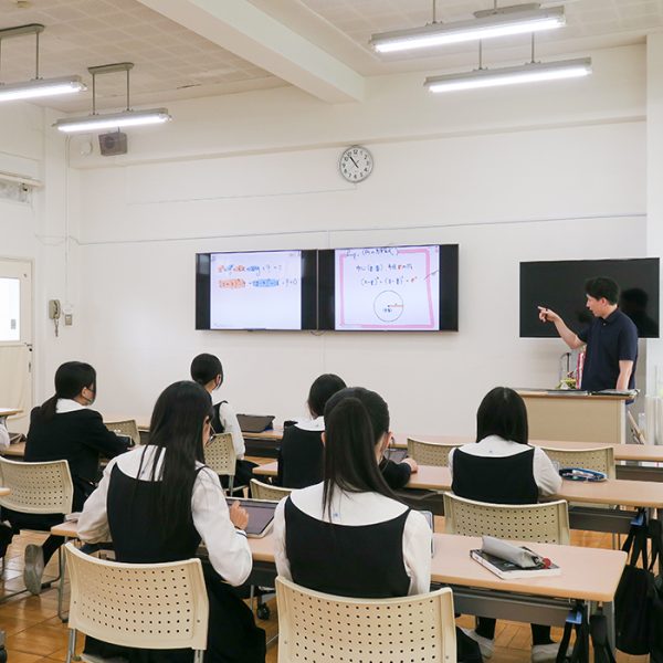 数学をもっと楽しく！分かりやすく！瀧野川女子「黒板の無い教室」の授業とは？