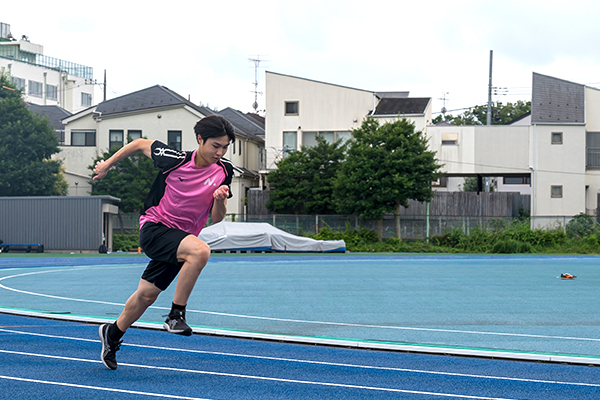 陸上競技部の練習に励むK.Y.さん。フォームやスピードを意識しながら走り込む