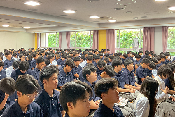 日本大学の学部・学科について真剣に聞く高校1年生たち