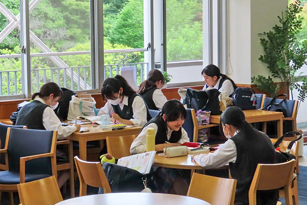 1号館各階にあるオープンスペース。職員室に近い2階では、先生に質問する生徒も多い