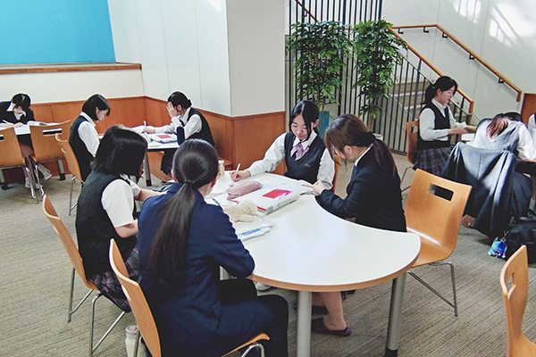 1号館玄関下にあるラーニングコモンズ。大きな机や個人ブース、コンビニ自販機を備えている
