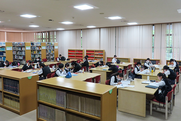 朝7時から最終下校まで開いている図書館。早朝から自習に利用する生徒も多く、落ち着いて学習に取り組める場所