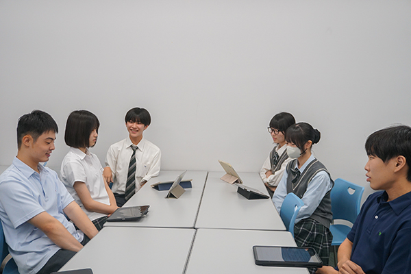 取材中の文化祭実行委員たち。楽しそうに文化祭への思いを語ってくれている