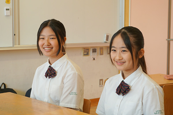 にこやかに笑顔を浮かべながら話す1年生の女子生徒2名