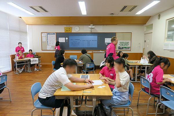 社会科の体験企画「貿易ゲームで遊ぼう!」で経済の仕組みをゲーム形式で楽しく学ぶ様子