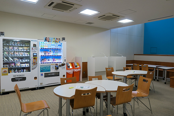 自動販売機が設置された自習スペース