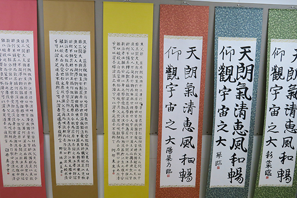廊下に展示されている生徒の書道作品