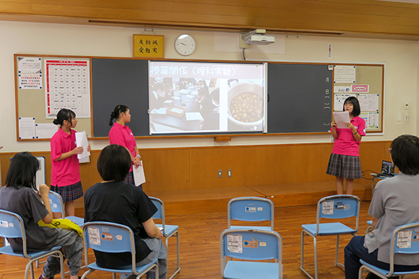 スライドを使って普段の学校生活を紹介する生徒たち