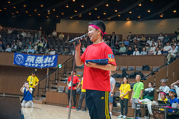 6月に行われた中学校体育祭で、生徒の前に立ち、挨拶をするF.T.さん