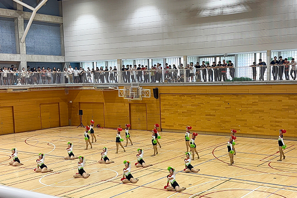 2025年度雄飛祭。体育館で行われたチアダンス部の発表の様子