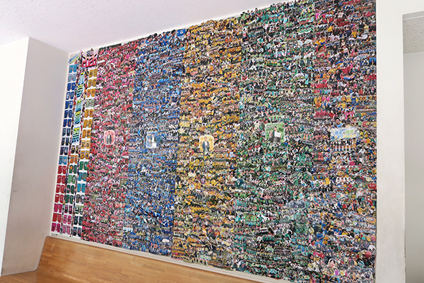 渡り廊下に掲示されたモザイクアート。2026年体育祭の写真を一枚一枚切り抜いて制作