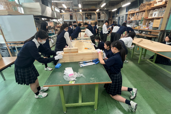 日駒祭に向けて木材を中心に準備を進める生徒たち
