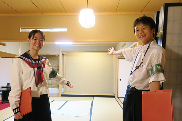 広々とした畳の茶室を案内するT.U.くんとU.O.さん