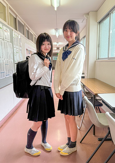 取材を受けた生徒二人が廊下で立っている