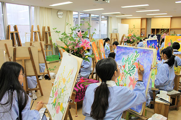 女子美の生徒たちが絵画を制作する様子