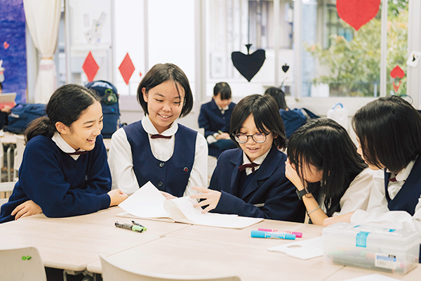 女子美生が交流を深めている様子