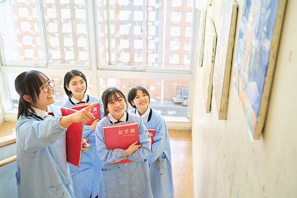 展示された絵画を見る女子美生たちの様子