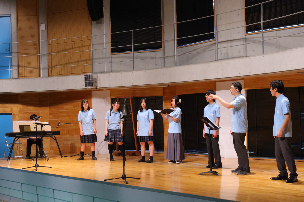 バラエティに富んだ曲を披露した合唱団
