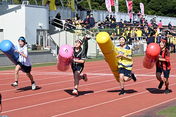 日大藤沢の体育祭。生徒たちがカラフルなポールを持って競い合っている