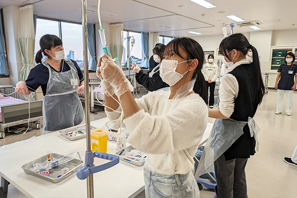 亀田医療大学訪問プログラムの様子。医療現場での体験を通して、大学進学への意欲をさらに高める生徒たち。