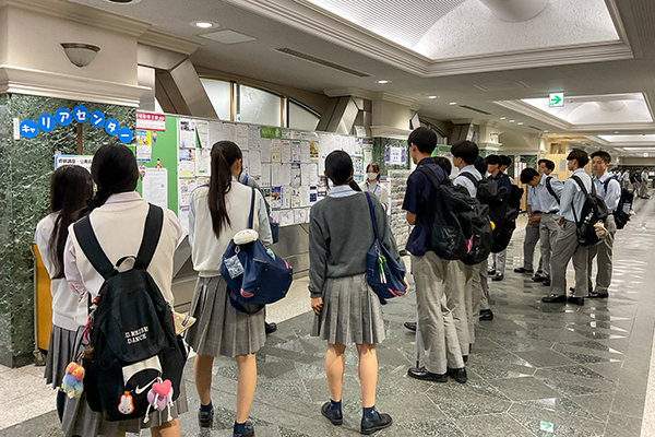 経済学部を訪問した生徒たち。キャリアセンター前の掲示板前にて