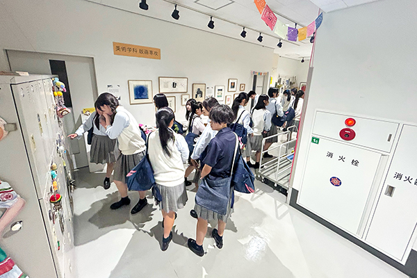 芸術学部を訪問した生徒たち。キャンパス内のギャラリー前にて