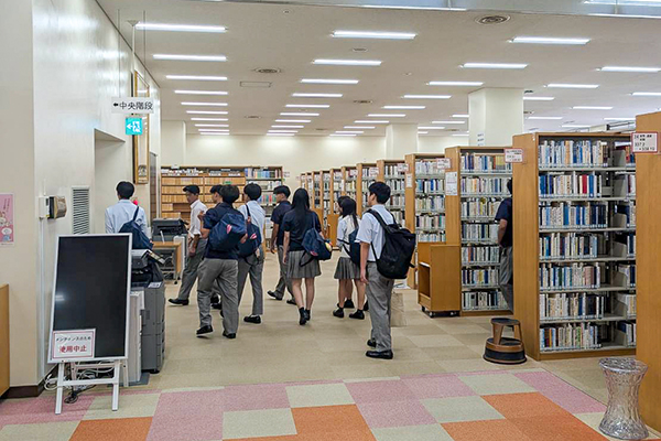 商学部を訪問した生徒たち。集中して勉強に取り組めそうな図書館にて