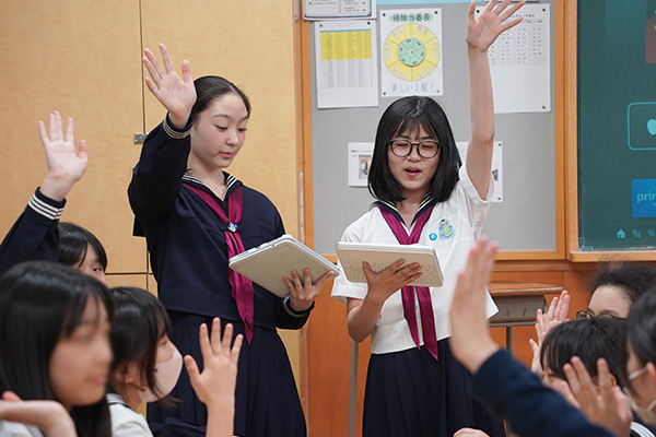 新中学1年生に向けて紫外線などについてのクイズを出題、それに応える生徒たちの様子