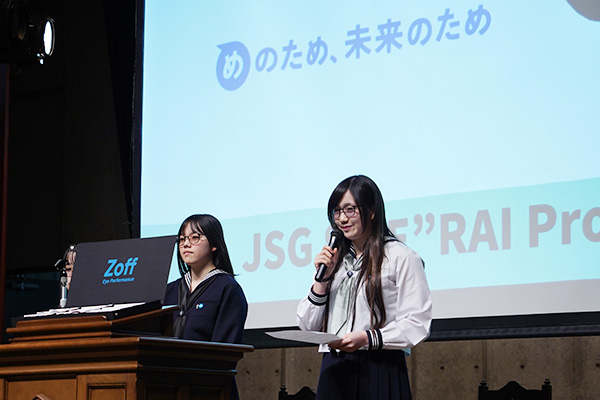 JSG “ME”RAI Projectについての発表を行う2名の生徒たち