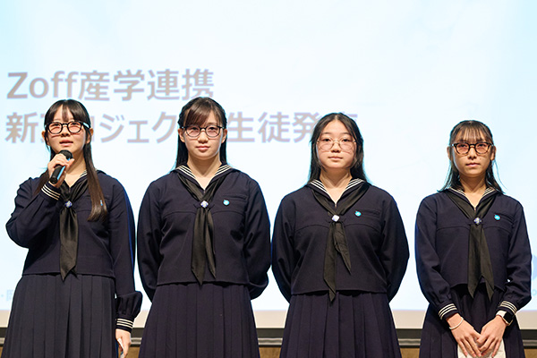 壇上でプロジェクトについての発表を行う4人の生徒の様子