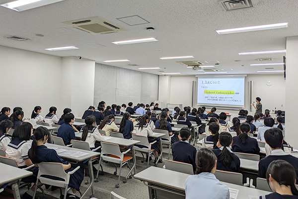 SA説明会には多くの生徒が参加し、広々とした教室も満席に。