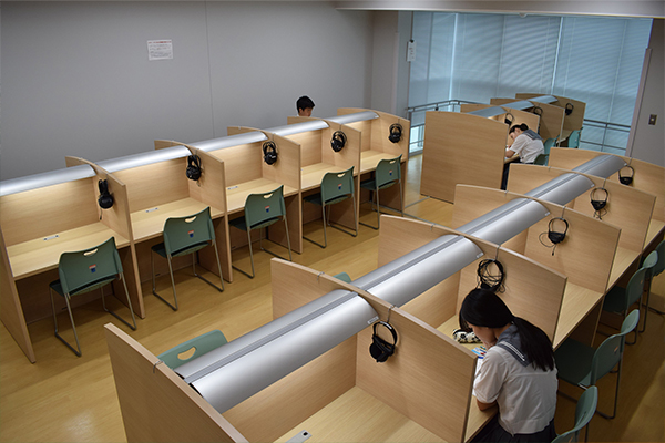 高校3年生の利用が多い自習室。仕切りで区切られており、勉強に集中できる環境が整っている。
