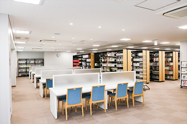 過去問や参考書が所蔵されている図書室。学習スペースが設けられているため、過去問や参考書を活用しながら勉強できる。