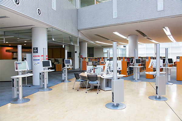 日大櫻丘の生徒が利用できる日本大学の図書室。