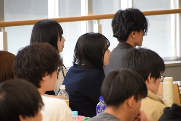 科目等履修制度を利用し大学の講義を受ける日大櫻丘の生徒たち。講義の中でも、隣接する日本大学文理学部の講義は、生徒たちから高い人気を集めている。