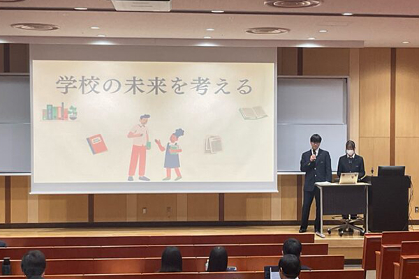 生徒は、大学生や有名企業、行政などのサポートを受けながら研究や調査に取り組み、プログラムの最後には成果を発表する。
