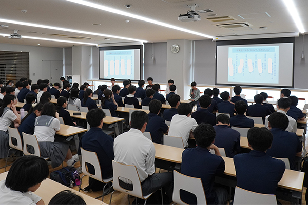 他大学への進学を希望する生徒に向けて、卒業生によるパネルディスカッションを実施。日大櫻丘では、手厚い進路サポートが受けられる。