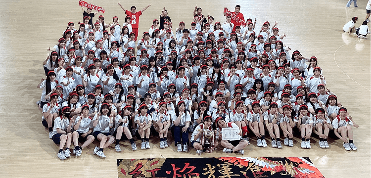 三輪田学園の運動会にて優勝クラスの集合写真