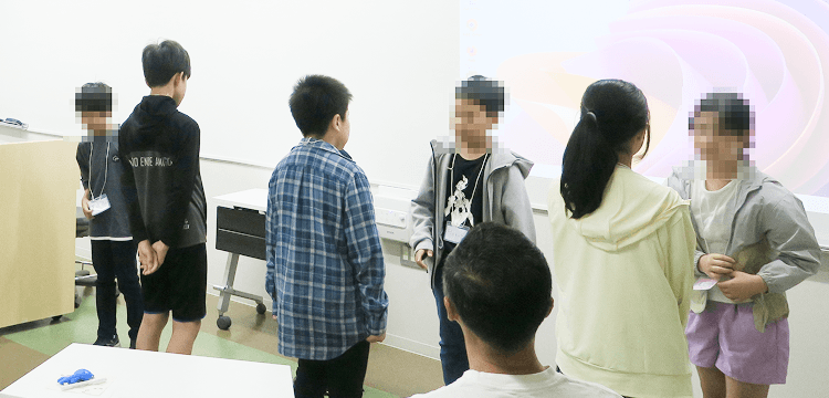 自己紹介をしあう参加者たちの写真