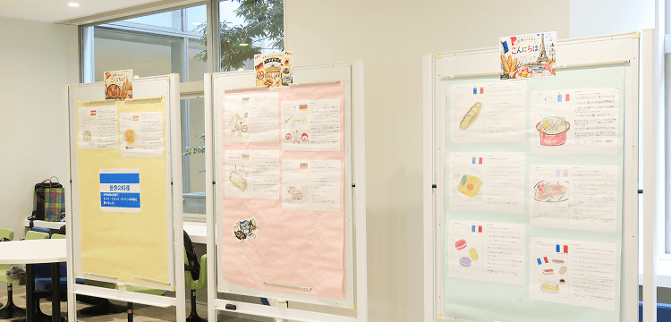 生徒たちのポスターを掲示しているボードの写真
