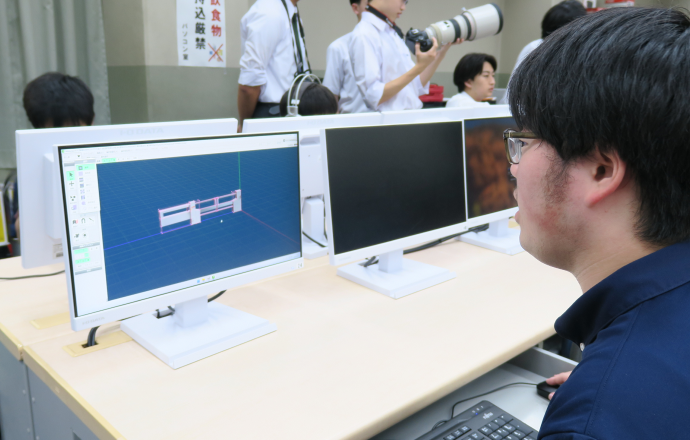 3Dソフトを操作する高輪中学高等学校旅行・鉄道研究部部員の写真