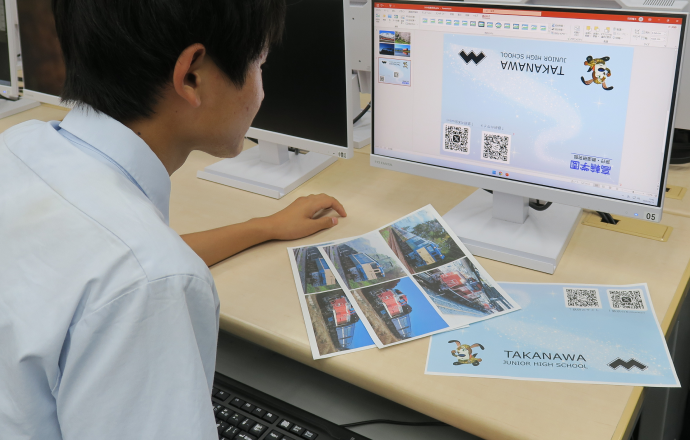 オリジナル下敷きを作成している高輪中学高等学校旅行・鉄道研究部部員の写真