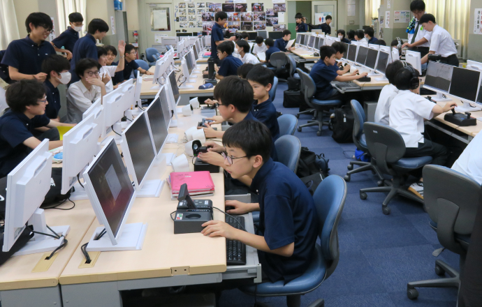 パソコン室で活動している高輪中学高等学校旅行・鉄道研究部HP班部員の写真