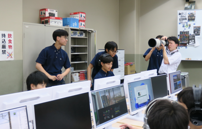 カメラを構える高輪中学高等学校旅行・鉄道研究部高校3年生の写真