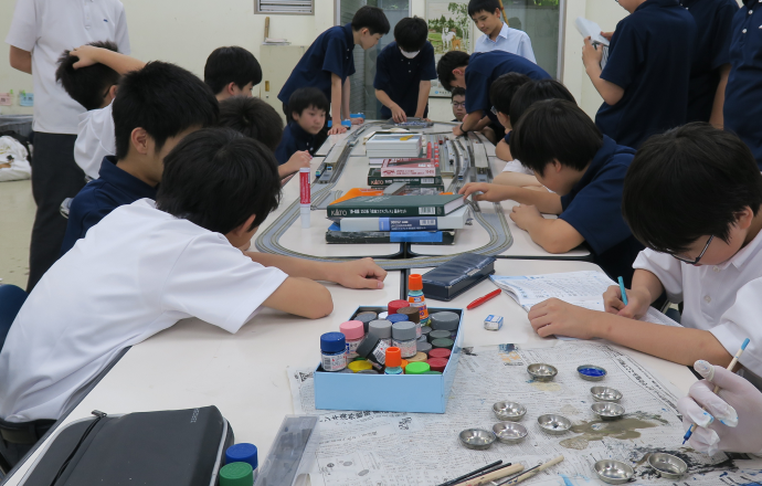 Nゲージ操作する高輪中学高等学校旅行・鉄道研究部模型班部員の写真