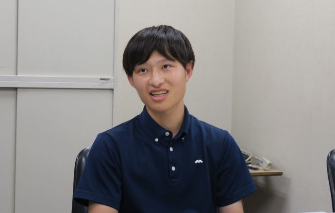 インタビューに答える高輪中学高等学校旅行・鉄道研究部部長S.T.さんの写真