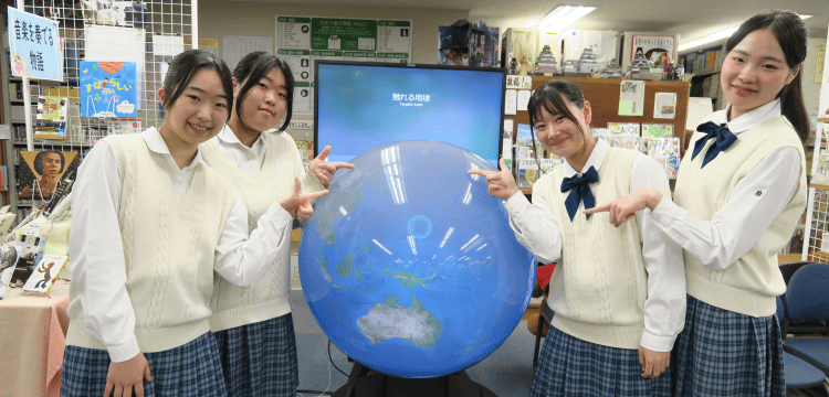 学年を越えて協力する広報スタッフの活動の様子