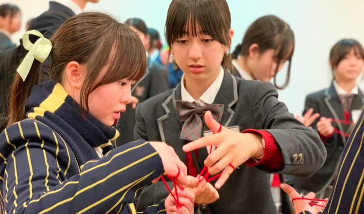 あやとりやけん玉など日本文化を紹介しながら現地の生徒たちと交流